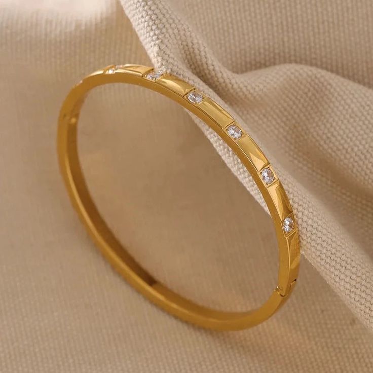 Luxurious 18K Gold Plated Bracelet – Timeless Elegance & Shine