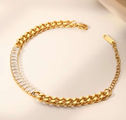 Gold-Plated Cuban Link Bracelet – Bold & Elegant