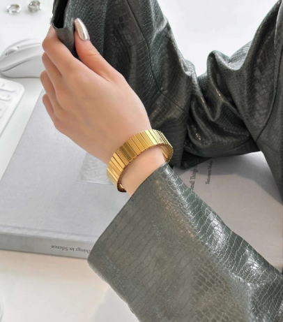 Sophisticated Ribbed Gold-Plated Bracelet