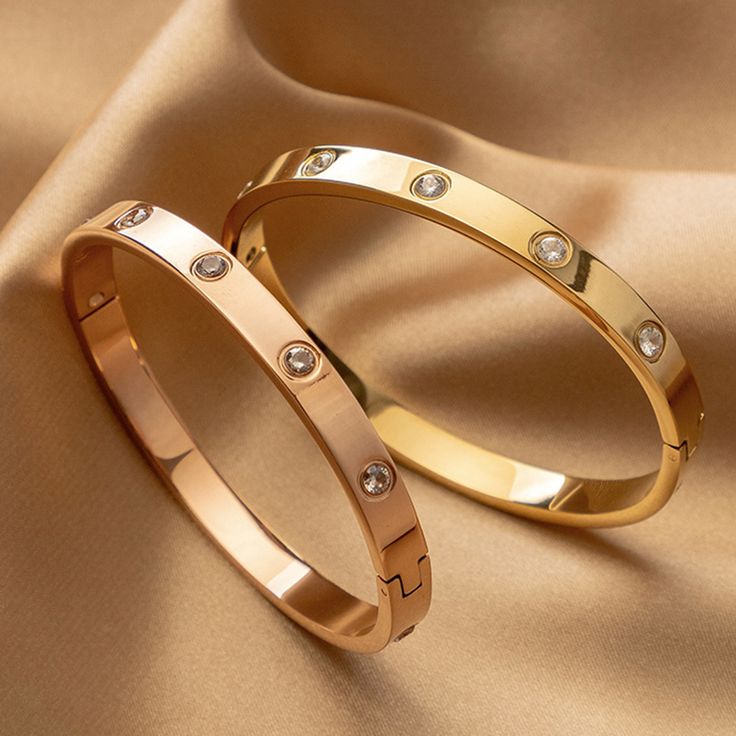 Gold-Plated Bangle Bracelet – Sophisticated & Timeless