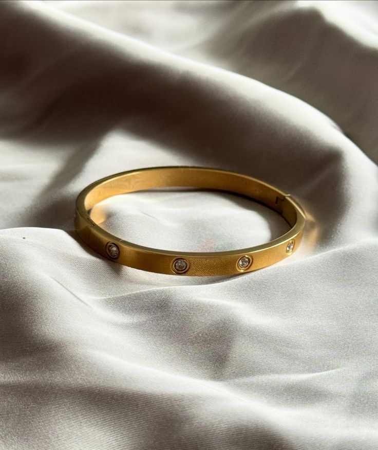 Gold-Plated Bangle Bracelet – Sophisticated & Timeless